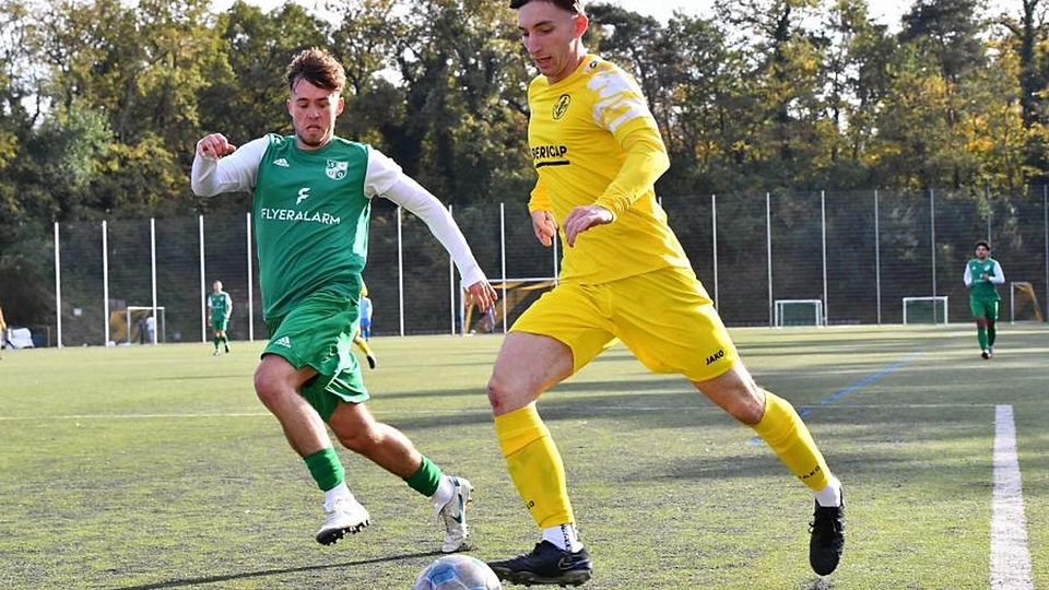 Hohes Tempo: Budenheims Leo Berndroth (in Gelb) zieht seinem Ober-Olmer Gegenspieler Kevin Leon Wenk davon.	Archivfoto: Kristina Schäfer 