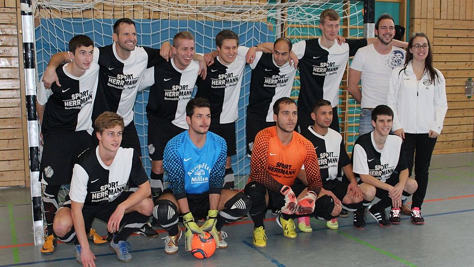 Meister der Futsal-Bezirksliga: die SpVgg Illkofen um Trainer Toni Wittmann (2. v. li.). F: Würthele