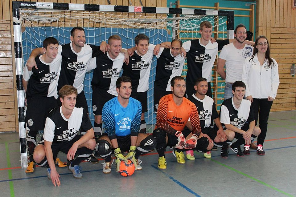Meister der Futsal-Bezirksliga: die SpVgg Illkofen um Trainer Toni Wittmann (2. v. li.). F: Würthele