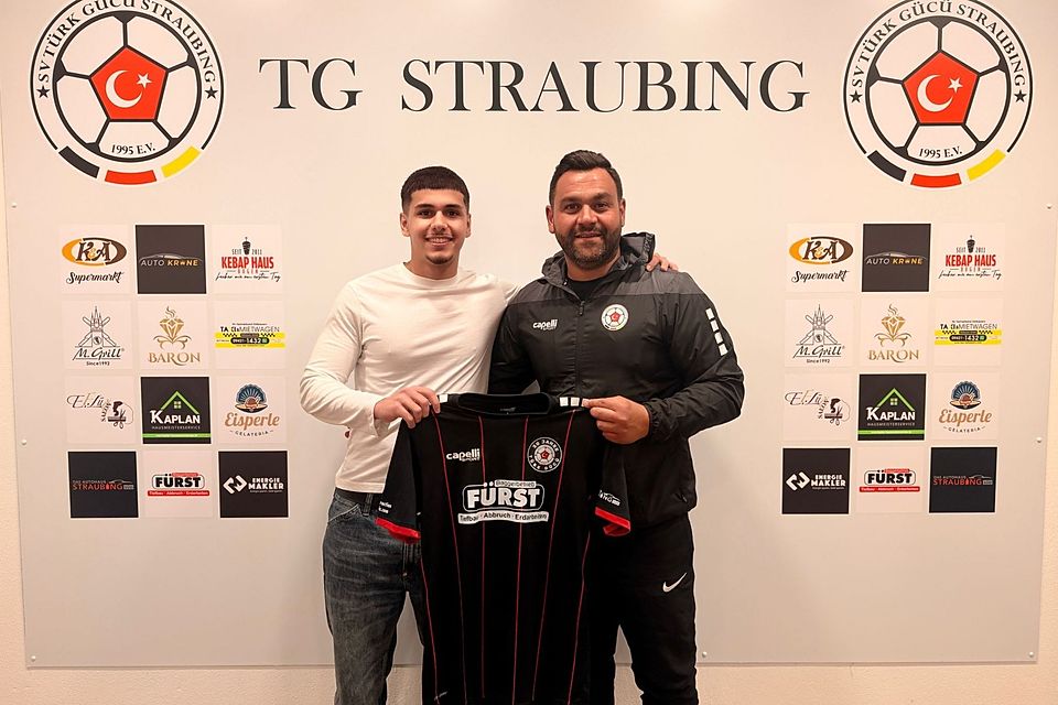 Emirhan Ayri (li.) mit TG-Manager Onur Örs 