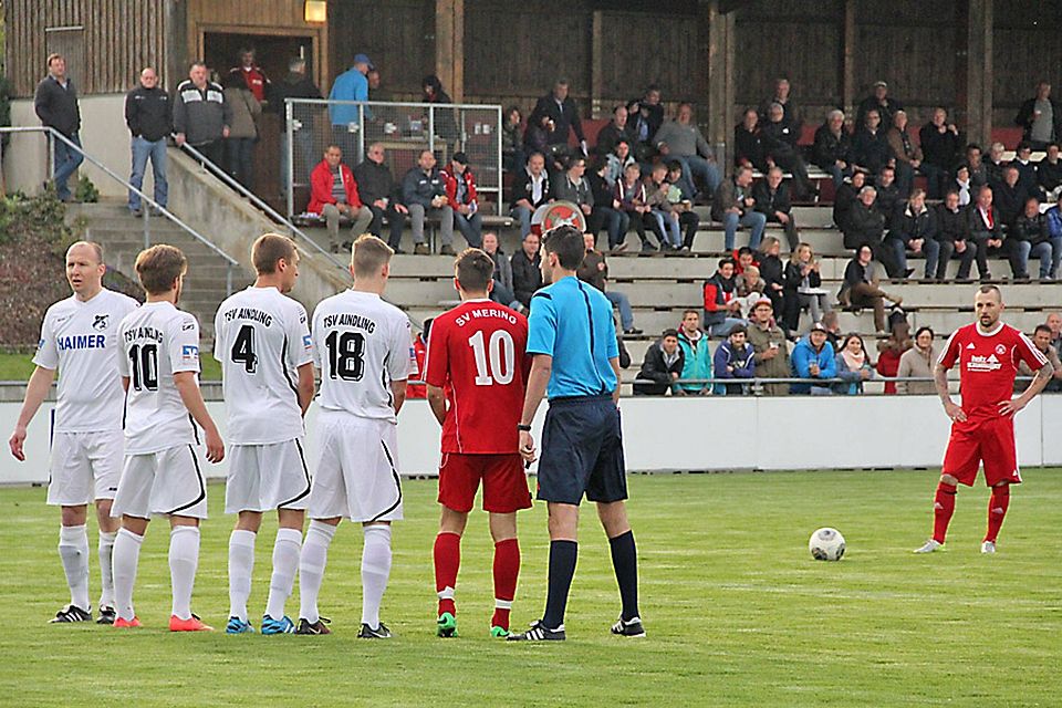 Die Mauer steht: Der TSV Aindling (in weiß) und der TSV Mering trennten 1:1.  Foto: Philipp Schröders