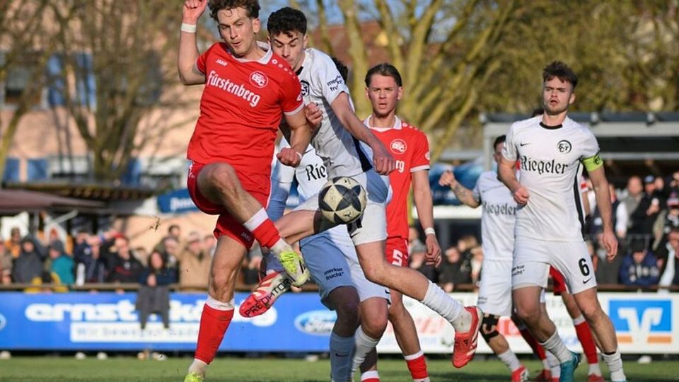 Die BSC-Verteidigung um Holger Bux (vorne) hatte den Teninger Top-Torjäger Maximilian Resch weitestgehend gut im Griff. 