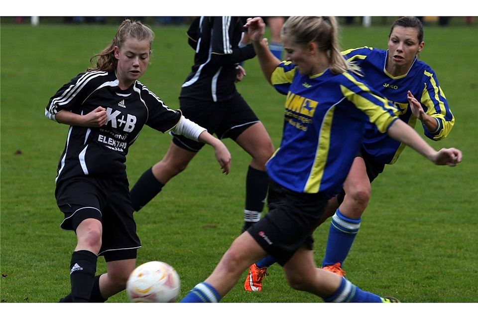 In der Bezirksoberliga ist der FC Edelsfeld (blaue Trikots) in Altenstadt gefordert.  Foto: Rothe