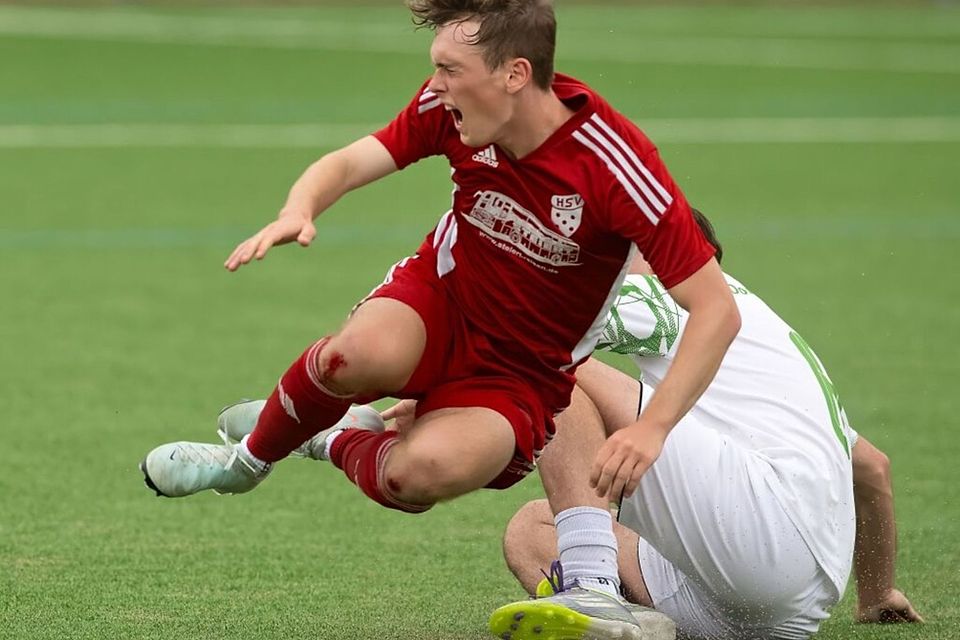 Dieser Zweikampf tat weh: Hinterzartens Spieler Diego Steiert fliegt durch die Luft. Dieser Zweikampf tat weh: Hinterzartens Spieler Diego Steiert fliegt durch die Luft.
