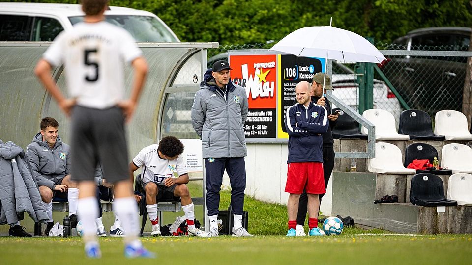 Konsterniert: Auch im letzten Heimspiel ging das Team von Coach Michael Schöttl (mit Kappe) leer aus.