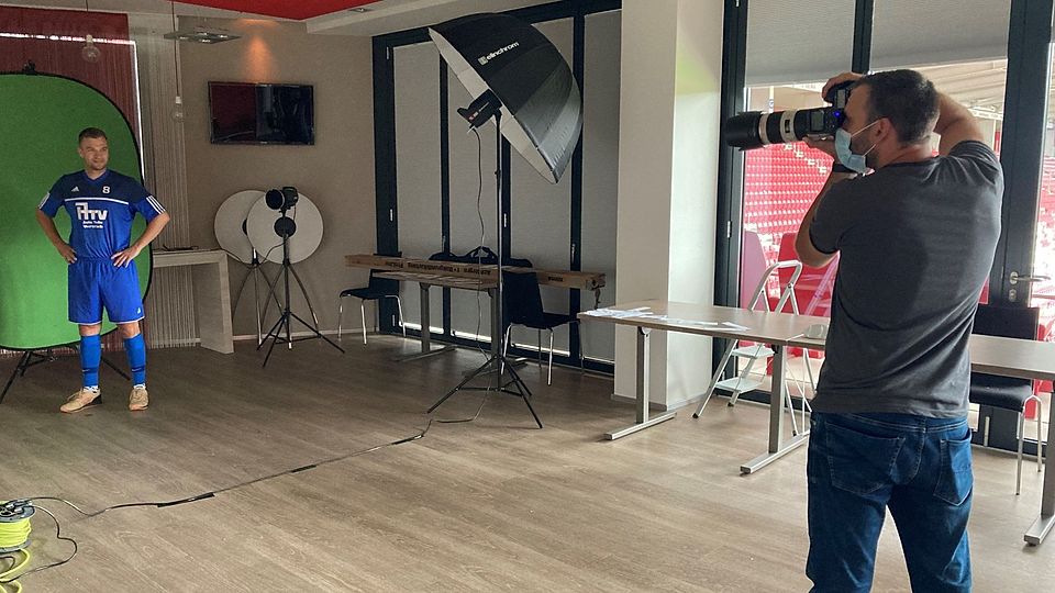 Fotograf Marcel Lorenz lichtet Mirco Sehring vom FSV Abenheim ab. 