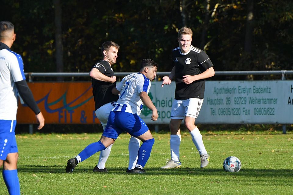 Schafft der FC Edelsfeld (in Schwarz-Weiß) nach vier Spielzeiten in der Kreisklasse die Rückkehr in die Kreisliga?