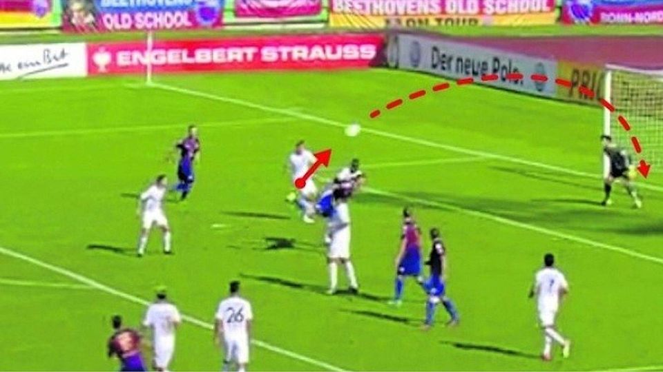 Ein Tor, von dem jeder Fußballer träumt: Nico Perrey erwischt die Flanke mit der Hacke, der Ball landet unhaltbar im Netz. FOTO: SCREENSHOT: GA