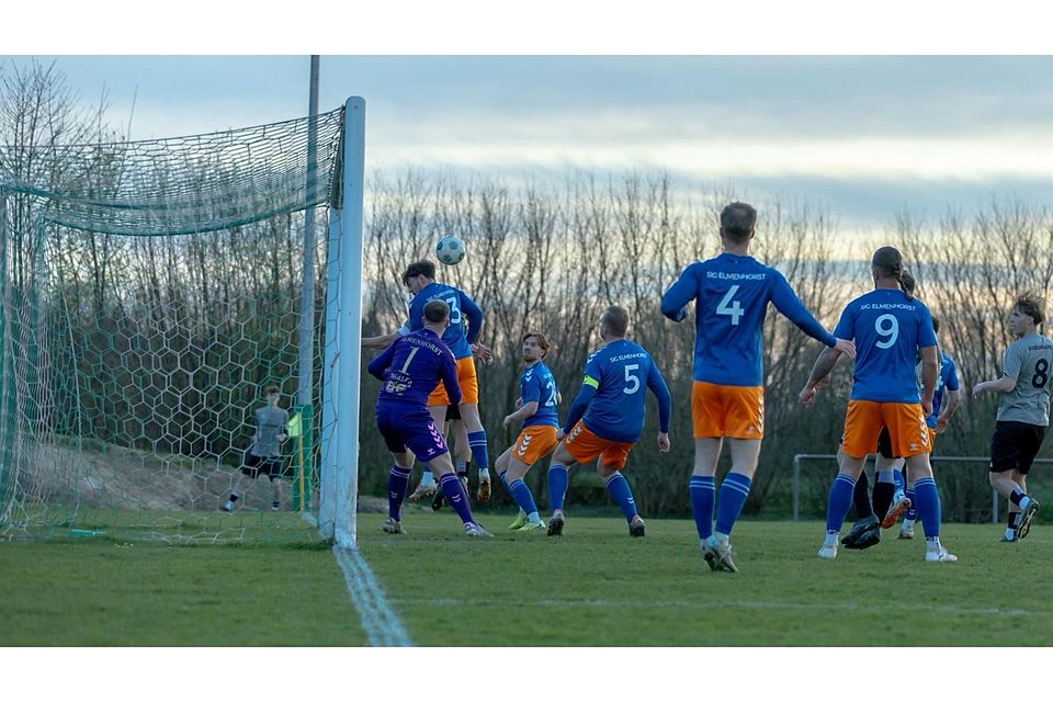 Diesen Eckball des GW Siebenbäumen kann die SIF Elmenhorst abwehren. Diesen Eckball des GW Siebenbäumen kann die SIF Elmenhorst abwehren.