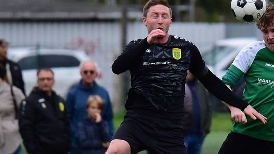 Tobias Messany (schwarzes Trikot) traf kurz vor der Pause aus elf Metern zur 2:0 Halbzeitführung