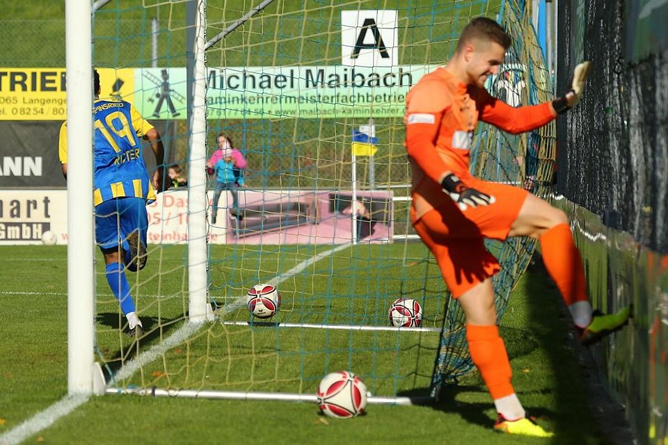 Es hätte ein ganz bitterer Nachmittag für Moritz Knauf werden können: Der 20-Jährige verliert den Ball beim 0:1 an FCP-Angreifer Nickoy Richter.