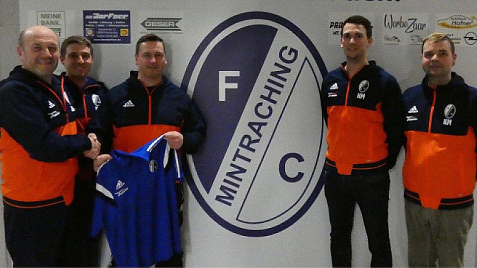 Die Abteilungsleitung des FC Mintraching freut sich, mit Frank Wild (3.v.l.) einen neuen Trainer mit viel Erfahrung gefunden zu haben. Foto: Verein