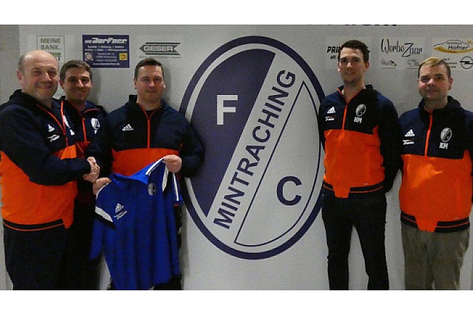 Die Abteilungsleitung des FC Mintraching freut sich, mit Frank Wild (3.v.l.) einen neuen Trainer mit viel Erfahrung gefunden zu haben. Foto: Verein