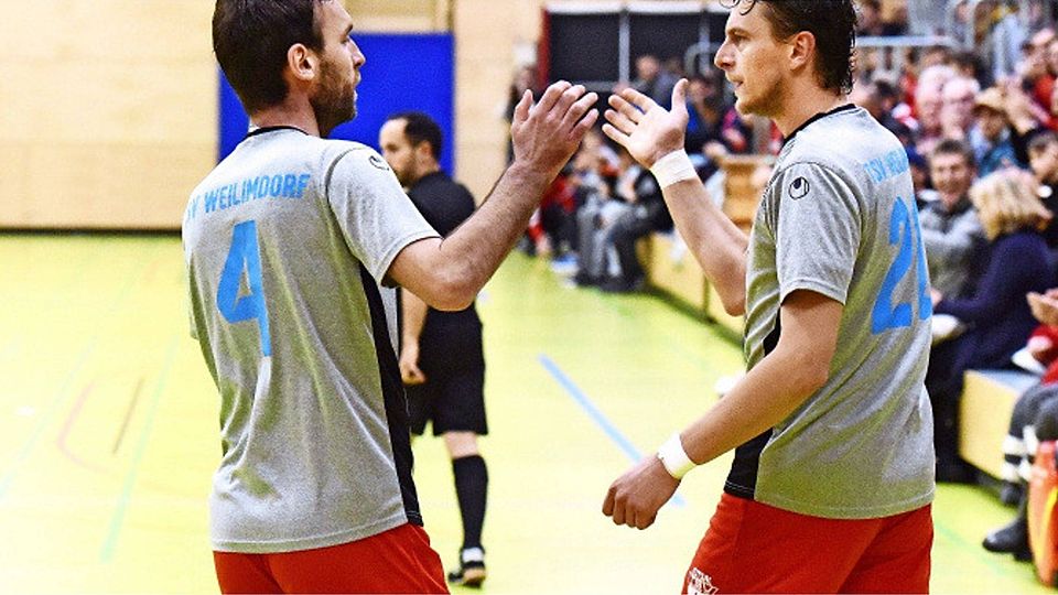 Abklatschen, loslegen: TSV-Spielertrainer Tomislav Bevanda (l.), Franjo Delic und ihre Teamkollegen müssen den Ausfall eines Leistungsträgers kompensieren. Foto: Günter Bergmann