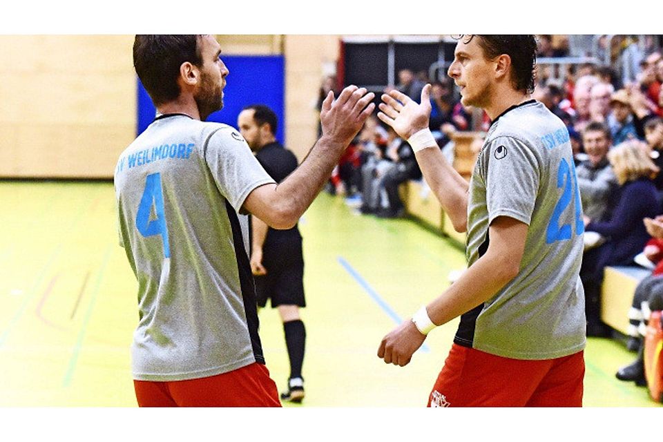 Abklatschen, loslegen: TSV-Spielertrainer Tomislav Bevanda (l.), Franjo Delic und ihre Teamkollegen müssen den Ausfall eines Leistungsträgers kompensieren. Foto: Günter Bergmann