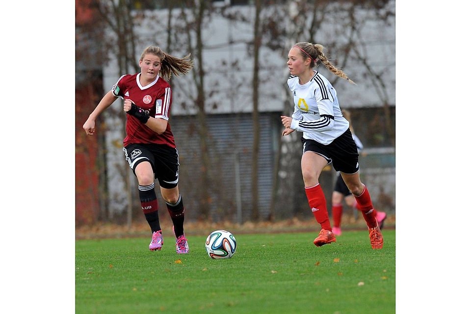 Lisa Ebert (li.) ist beim TSV Ebermannstadt groß geworden. Heute spielt sie mit der U17 des 1. FC Nürnberg in der Bundesli­ga Süd, trainiert aber auch immer noch mit den Jungs zu Hause. Ihr Ziel: die Damen-Bundesliga (Foto: Mark Johnston).