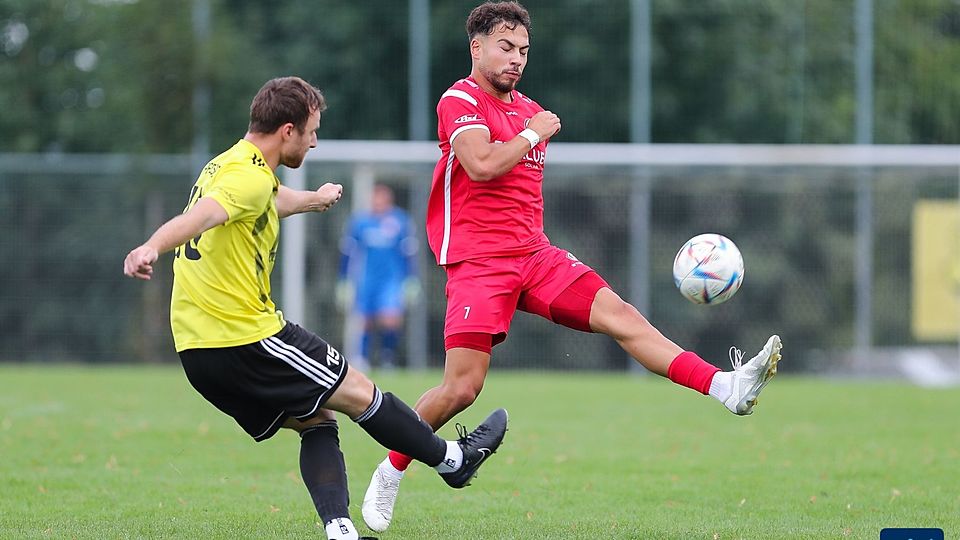 Der 1. FC Passau um Ibo Yildirim (re.) muss beim SV Perlesreut Farbe bekennen 
