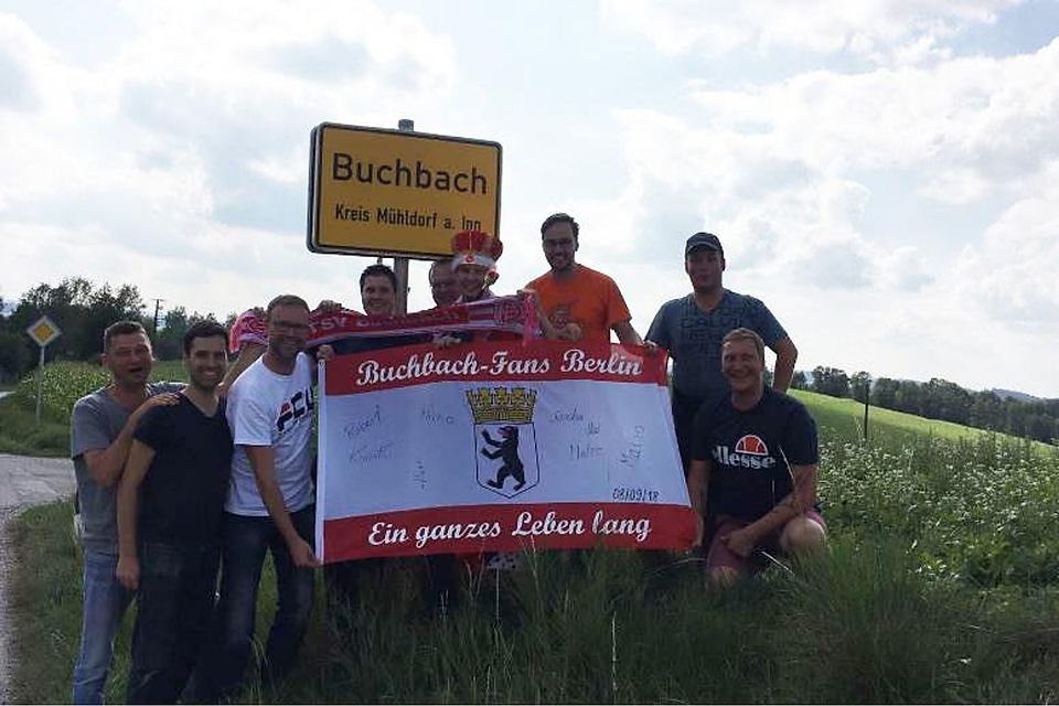 Die neun Freunde waren bei einem Heimspiel des TSV Buchbach