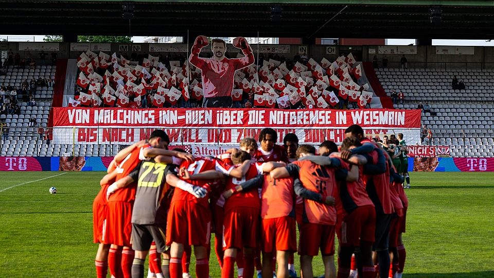Vereint für den scheidenden Coach: Fans und Team würdigten noch einmal den langjährigen Bayern-Trainer Holger Seitz.