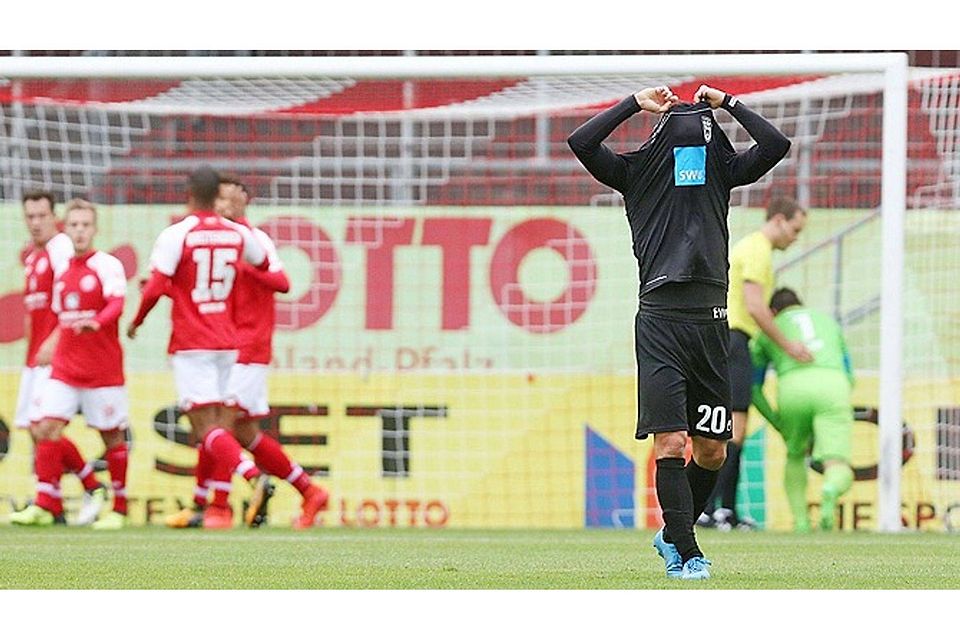 Spatzen-Mittelfeldspieler Alper Bagceci möchte sich verstecken. Zwei Führungen verspielt sein Team gegen Mainz 05 II.  Foto: Eibner-Pressefoto/Rene Weiss