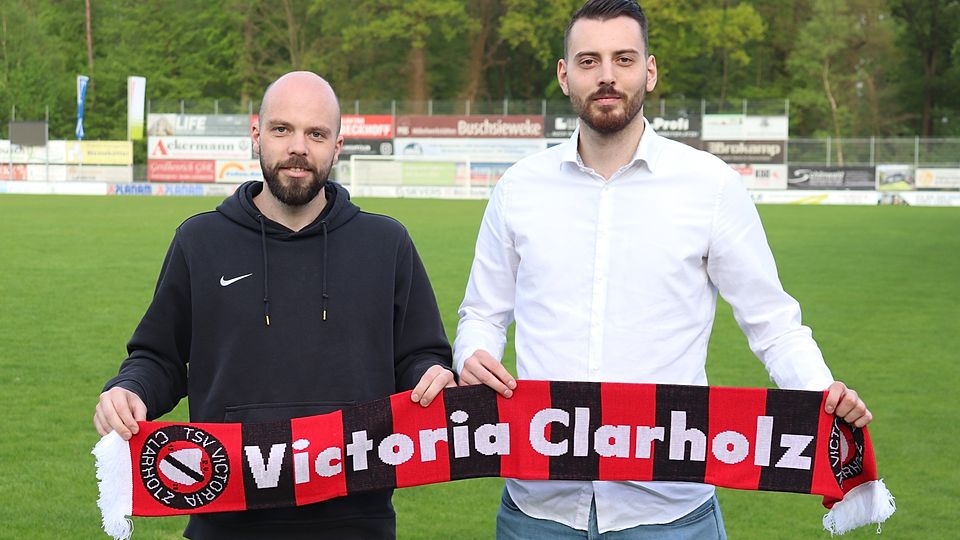 Niklas (links) und Robin Drücker greifen beim TSV Victoria Clarholz nochmal an.