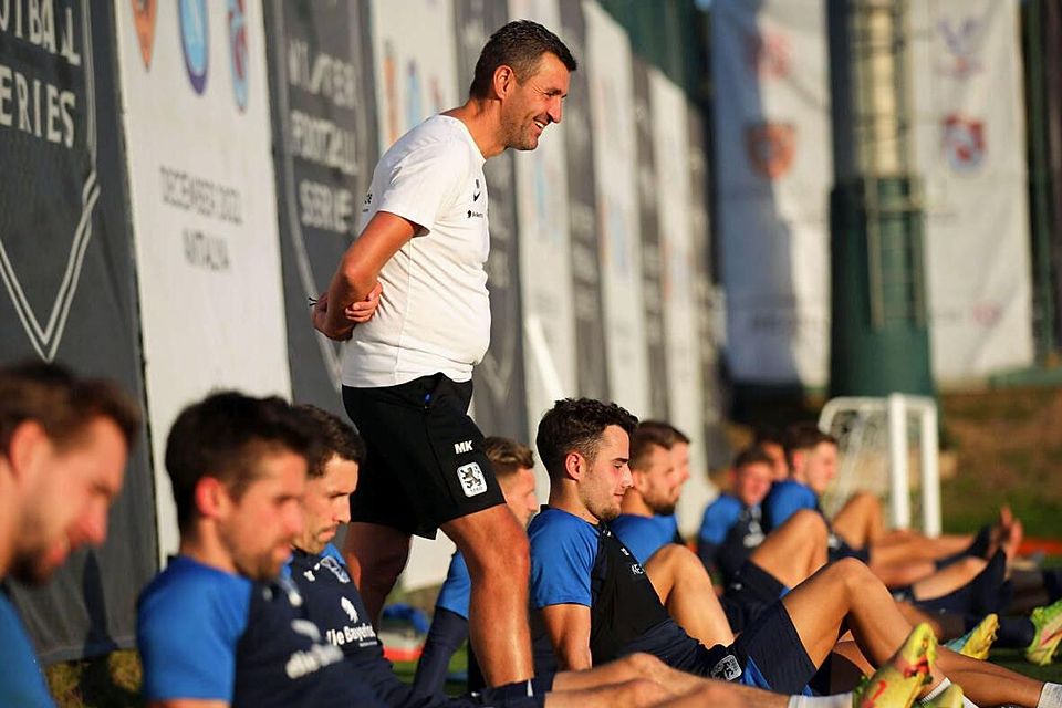 1860-Trainer Michael Köllner bereitet sich mit seiner Mannschaft auf die Aufholjagd in der 3. Liga vor. 1860-Trainer Michael Köllner bereitet sich mit seiner Mannschaft auf die Aufholjagd in der 3. Liga vor.