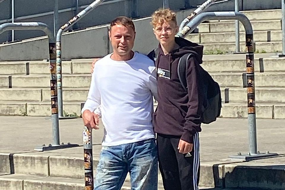 Wie der Vater so der Sohn oder doch nicht? Zumindest im "Lieblingsfuß" unterscheiden sich Thomas (links) und Nino Noel Bernschneider (rechts).