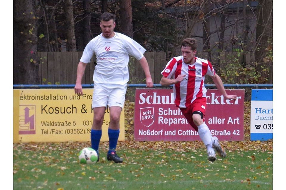 Forst (Rocco Hess, l.) schied gegen den VfB Cottbus (Marc Wadsack) aus.  F: Voigt