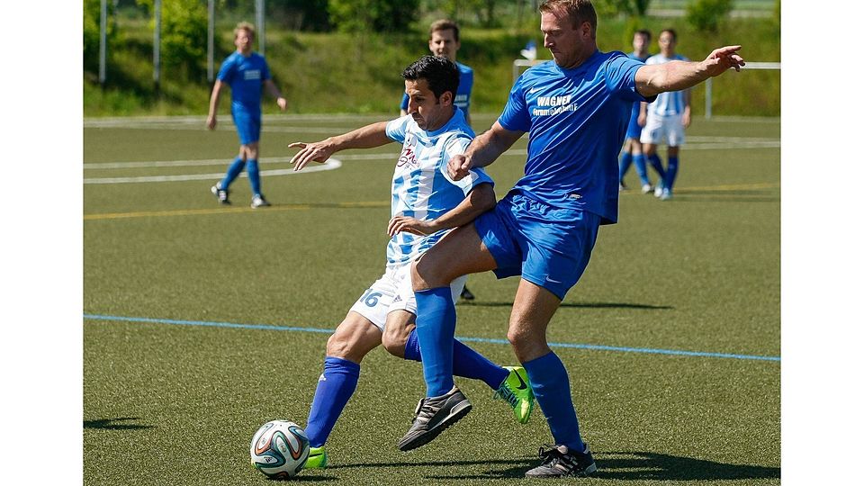 Schwer vom Ball zu trennen: FSV-Spielertrainer Taner Köken (l.) im Zweikampf mit Odernheims Daniel Baum.	Foto: Dirk Waidner