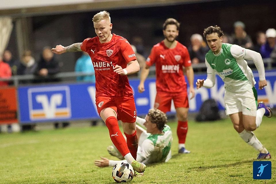 165 Mal lief Benedikt Orth (am Ball) bislang für den TSV Buchbach in der Regionalliga auf.