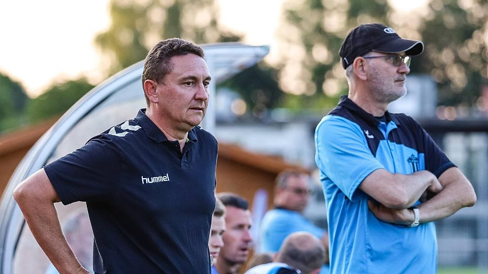 Nach einem Fehlstart hofft der Trainer des FC Aschheim, Thomas Seethaler (l.), auf einen Heimerfolg gegen den ESV Freilassing.