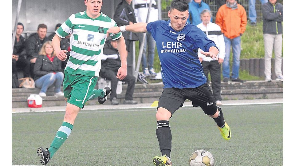 Unwiderstehlich: Finthens Philipp Schrimb (rechts) lässt sich nicht aufhalten und markiert das 1:0. Der Altleininger Verteidiger hält respektvollen Abstand. Archivfoto: hbz/Stefan Sämmer