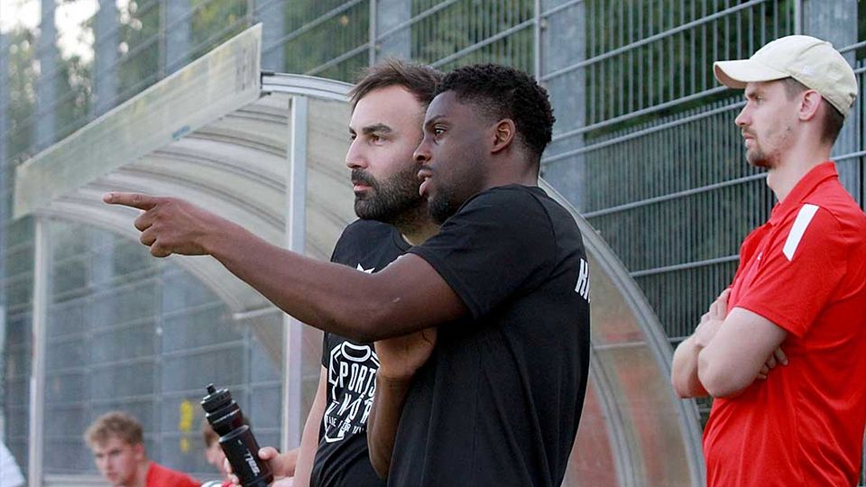 Aufgrund ganz vieler Ausfälle stellte sich die Mannschaft von Coskun Yamak (TSV Kronshagen), im Gespräch mit Teyi Lawson-Body (re.), von selbst auf.