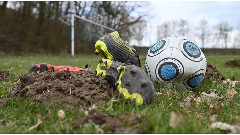Mit schlechten Platzverhältnissen haben die Fußballer zurzeit schwer zu kämpfen.