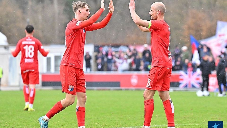 Spitzenspiel vor spärlicher Kulisse: Die Hachinger jubelten am Valznerweiher vor rund 500 Zuschauern. 