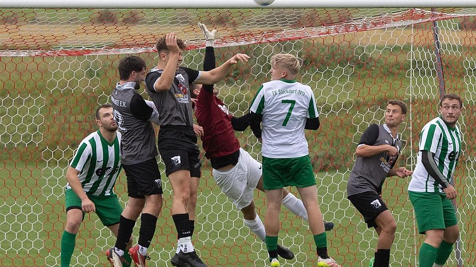 Kaltschnäutzigkeit zeichnete am Sonntag den SC Wörthsee (dunkle Trikots) aus. Mit wenigen Chancen konnten sie TV-Keeper Oliver Uhlemann zweimal überwinden. Die Stockdorfer dagegen versiebten reihenweise ihre Möglichkeiten.