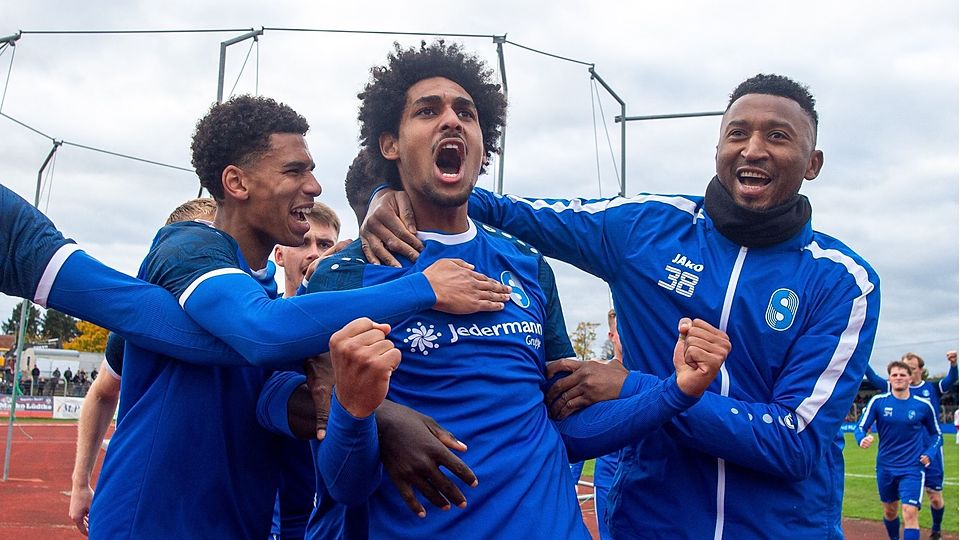 Geburtstagskind Benjamin Nwatu (Mitte) hatte doppelten Grund zur Freude.