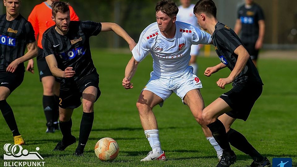 Die Aufstiegsrunde hat Landesliga 1-Tabellenführer FC Kaunitz (in schwarz) schon so gut wie sicher. Der VfL Theesen (in weiß) möchte Kaunitz noch abfangen, hat aber zumindest auf Platz 3 auch schon ein Polster geschaffen.