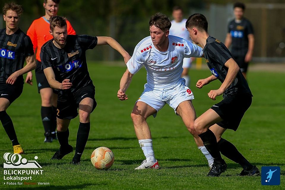 Die Aufstiegsrunde hat Landesliga 1-Tabellenführer FC Kaunitz (in schwarz) schon so gut wie sicher. Der VfL Theesen (in weiß) möchte Kaunitz noch abfangen, hat aber zumindest auf Platz 3 auch schon ein Polster geschaffen.
