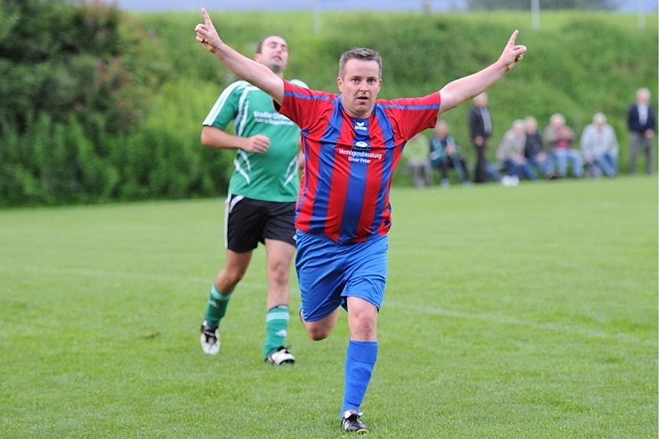 Die SpVgg Schweinhütt - im Bild der spielende Fußballchef Michael Köppl - will gegen den Nachbarn FC RInchnach Grund zum Jubeln haben  Foto: Harald Deubert