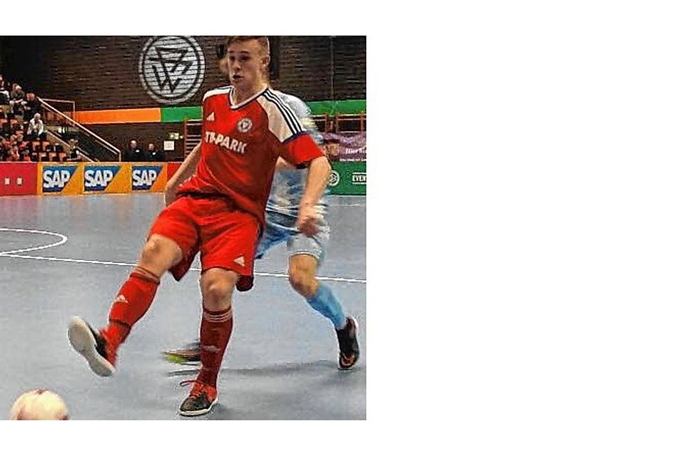 Typisch Futsal: Kiels Marc-Oliver Timm verarbeitet die Kugel mit der Sohle während er seinen Körper zwischen Ball und Gegner stellt.