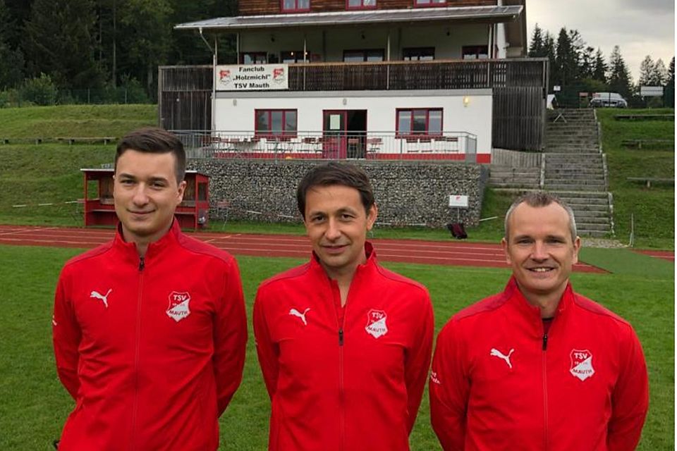 Mauths Neu-Trainer Andreas Baar (Mitte) mit Abteilungsleiter Maximilian Stockinger (li.) und Co-Trainer Manuel Sutter 