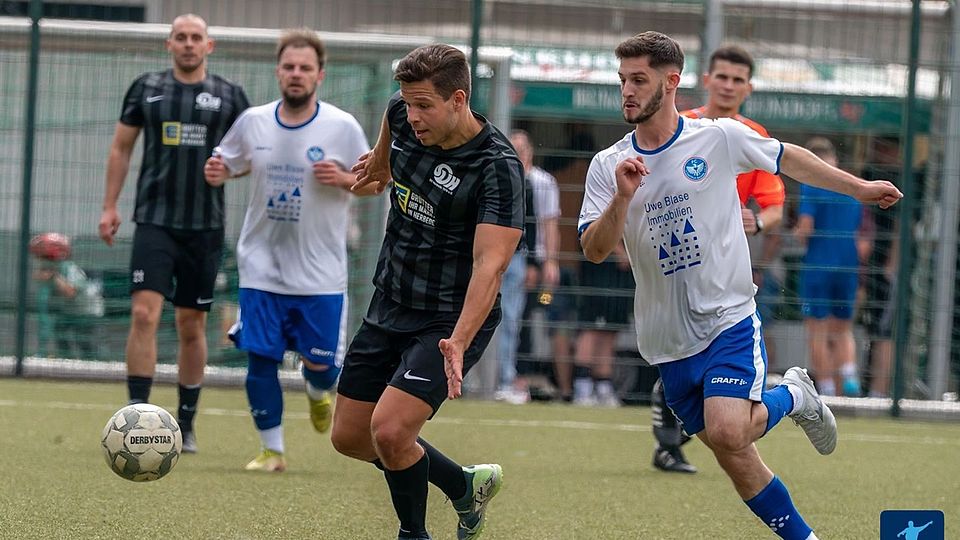 Vincent Holthaus (vorne, schwarzes Trikot, SV Herbede) wechselt zur neuen Saison zum FC Brünninghausen