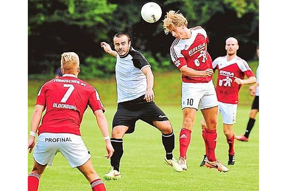 Sind offensiv gefordert: Die Spieler vom TSV (in rot) treffen am Sonntag auf den abwehrstarken VfL Oythe. Dittrich