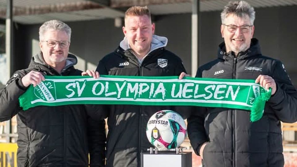 v.l.n.r.: Jürgen Kuite (Fußballvorstand), Mathias Hendriks (Trainer Frauen I) und Hans Kerperin (Fußballvorstand).