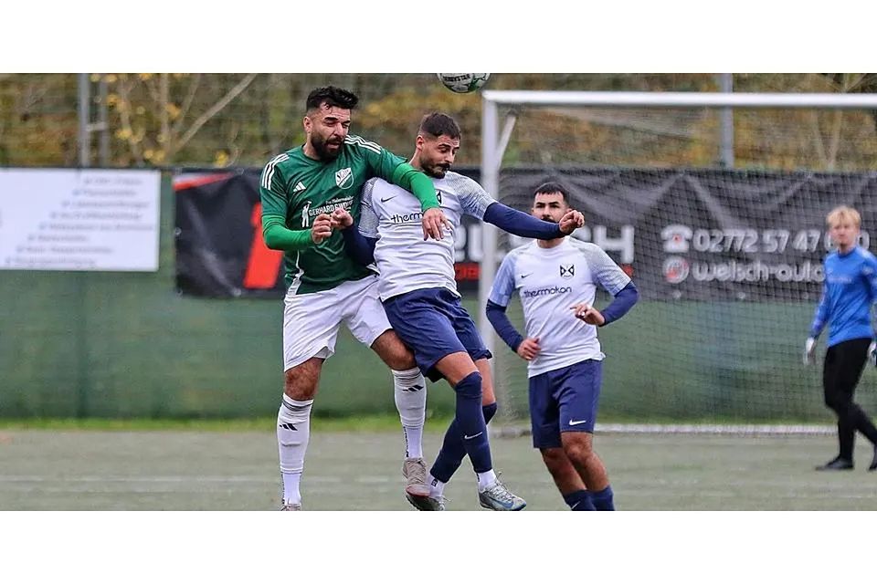 Ob der TSV Bicken um Caner Alici (Mitte), hier im Kopfballduell mit Deniz Günes von der SG Oberbiel, Rang eins in der Fußball-Kreisoberliga West bis zum Saisonende verteidigen kann, zeigt sich spätestens am 23. Mai – dann steigt ab 17.15 Uhr der finale Showdown um Auf- und Abstieg. © Lorenz Pietzsch