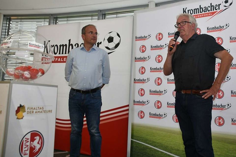 Stefan Schmal (links) und Klaus Overwien nahmen die Auslosung im Beisein zahlreicher Vereinsvertreter*innen vor.