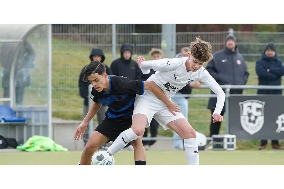 Dominik Gojanaj (r.) und die B-Junioren des FC Burgsolms verlieren im Hessenpokal mit 1:9 gegen Armaan Rasuly und die U17-Kicker des FSV Frankfurt. © Isabel Althof