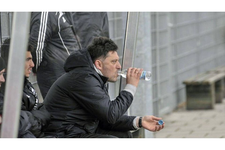 Sorgenvoller Blick? VfB-Coach Ivica Coric war nach dem Derby gegen Ebersberg unzufrieden.