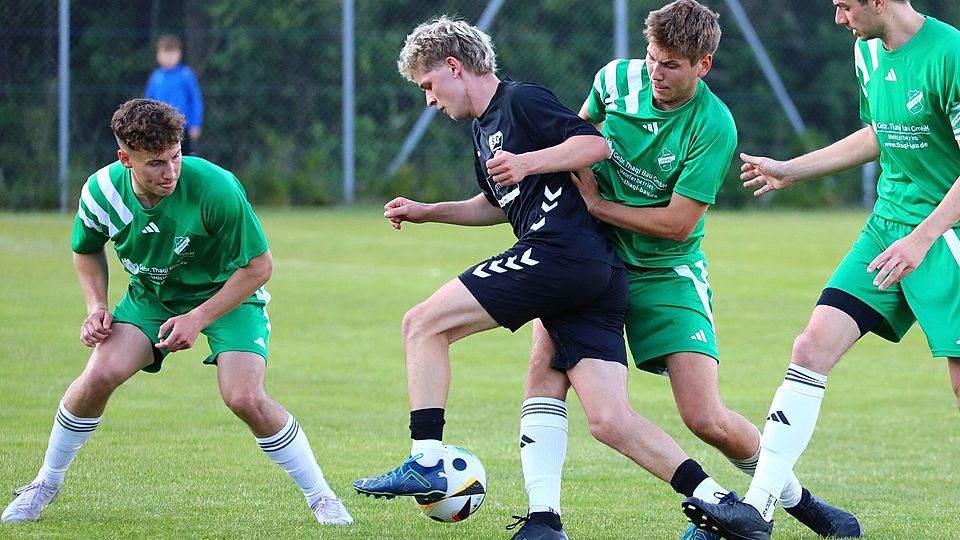 Der SC Regensburg II (in Schwarz) hielt den SV Lupburg in einem ellenlangen Elfmeterschießen nieder.